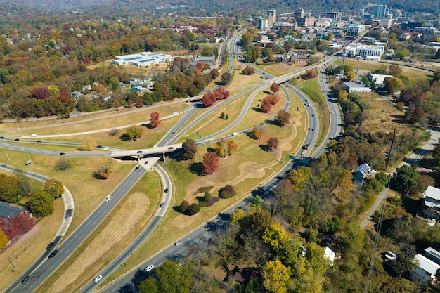 Luftaufnahme der amerikanischen Autobahnkreuzung in der Herbstsaison in Asheville North Carolina mit schnell fahrenden Autos und Lastwagen USA Transportinfrastrukturkonzept