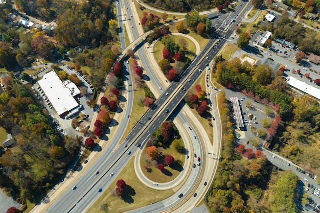 Luftaufnahme der amerikanischen Autobahnkreuzung mit schnell fahrenden Autos und Lastwagen USA-Transportinfrastrukturkonzept