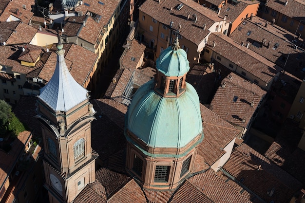 Luftaufnahme der Architektur alter Gebäude in Bologna, Italien