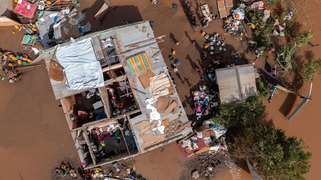 Luftaufnahme der armen Bevölkerung Afrikas, die während der Flut in alten Gebäuden lebt