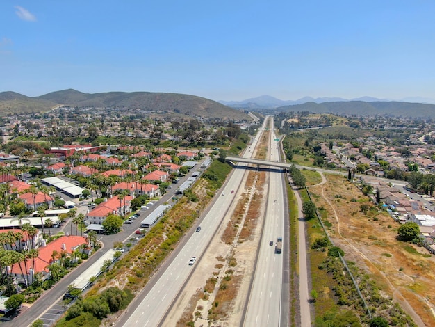 Luftaufnahme der Autobahn, Autobahn mit Fahrzeug in Bewegung mit blauem Himmelshintergrund, Kalifornien,