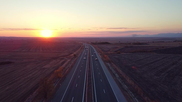 Luftaufnahme der Autobahn bei Sonnenuntergang im Herbst Draufsicht von der Drohne der Straße