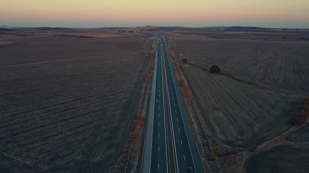 Luftaufnahme der Autobahn bei Sonnenuntergang im Herbst Draufsicht von der Drohne der Straße