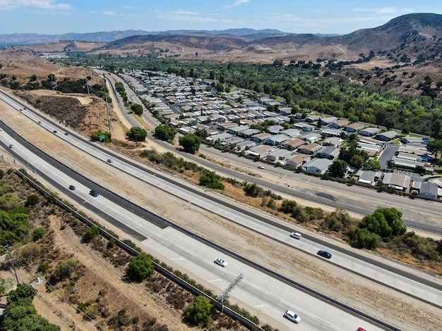 Luftaufnahme der Autobahn, die die kleine Stadt Moorpark Ventura County in Kalifornien überquert