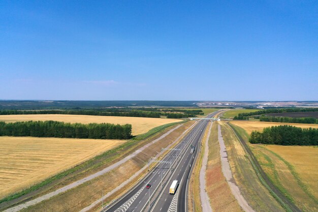 Luftaufnahme der Autobahn entlang landwirtschaftlicher Felder