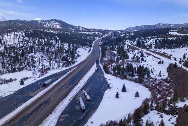Luftaufnahme der Autobahn im Winter