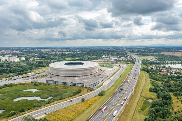 Luftaufnahme der Autobahn und der Stadt Breslau, Polen