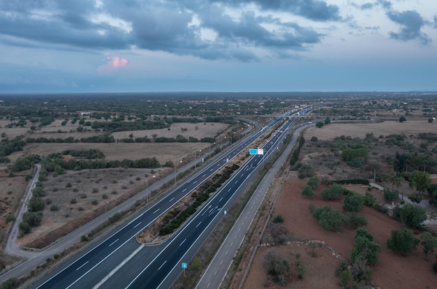 Luftaufnahme der Autobahnspuren kurz vor Sonnenaufgang