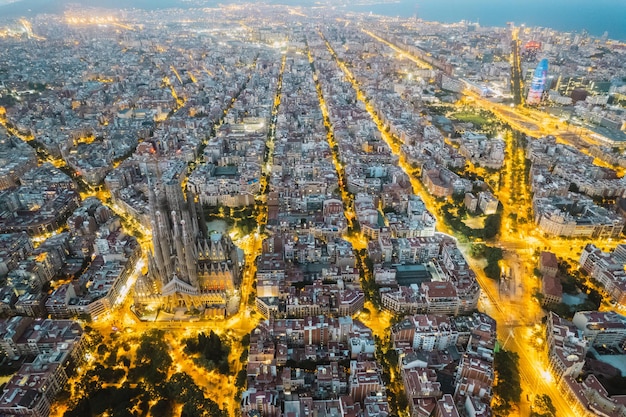 Luftaufnahme der Basilika La Sagrada Familia in Barcelona bei Nacht