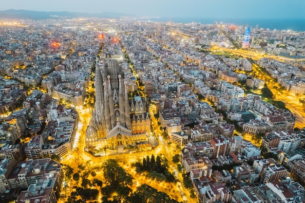 Luftaufnahme der Basilika La Sagrada Familia in Barcelona bei Nacht