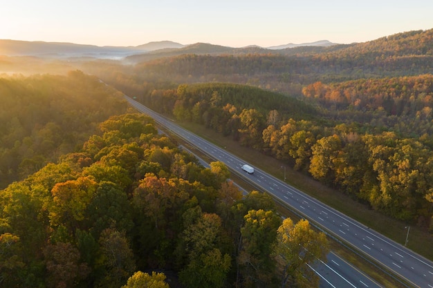 Luftaufnahme der belebten amerikanischen Autobahn mit schnell fahrenden Autos und Lastwagen Interstate Transportkonzept