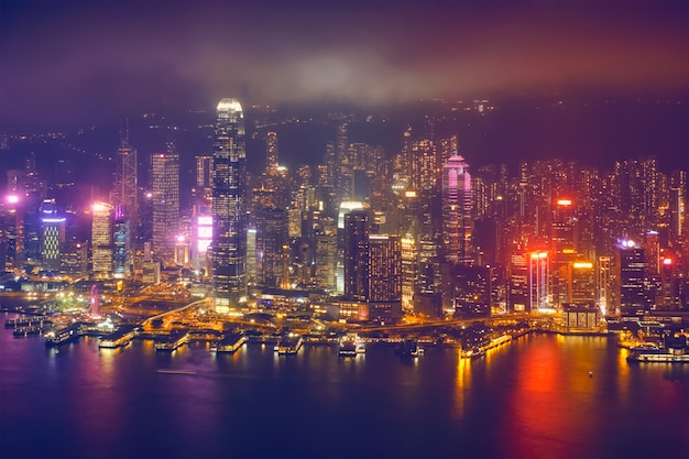 Luftaufnahme der beleuchteten Skyline von Hongkong. HongKong, China