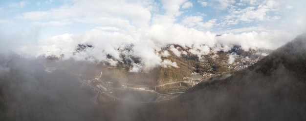 Luftaufnahme der Berge in der Nähe des Dorfes Krasnaya Polyana, Sotschi, Russland