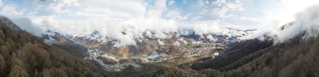 Luftaufnahme der Berge in der Nähe des Dorfes Krasnaya Polyana, Sotschi, Russland