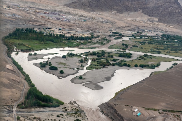 Luftaufnahme der Bergkette im Juli und August in Leh