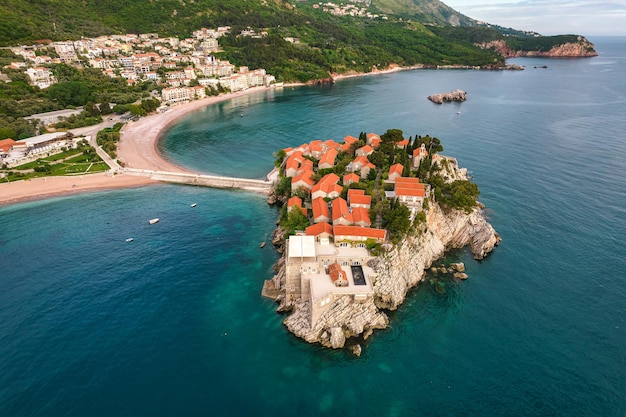 Luftaufnahme der berühmten Insel Sveti Stefan, luxuriöses Resort in Montenegro