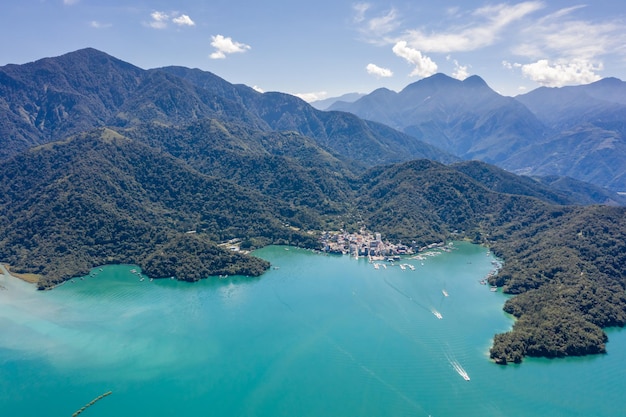 Foto luftaufnahme der berühmten landschaft des sun moon lake