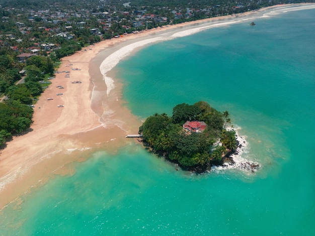 Luftaufnahme der berühmten Taprobane-Insel in Weligama, Sri Lanka