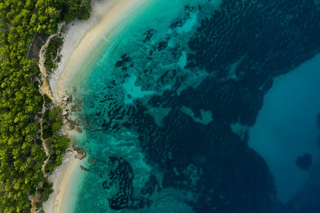 Luftaufnahme der blauen Wasserküste auf Hvar, Brac, Kroatien. Foto vom Hubschrauber.