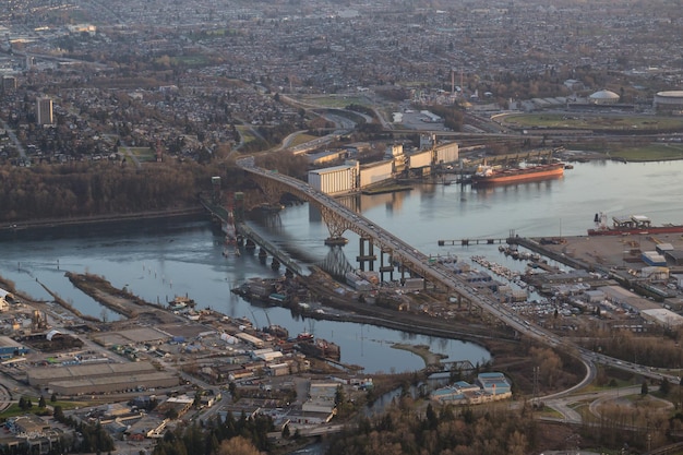 Luftaufnahme der Brücke in North Vancouver