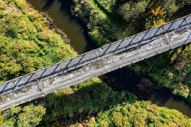 Luftaufnahme der Brücke ins Nirgendwo Eine alte Brücke in Lettland wird nie fertig Sati Lettland