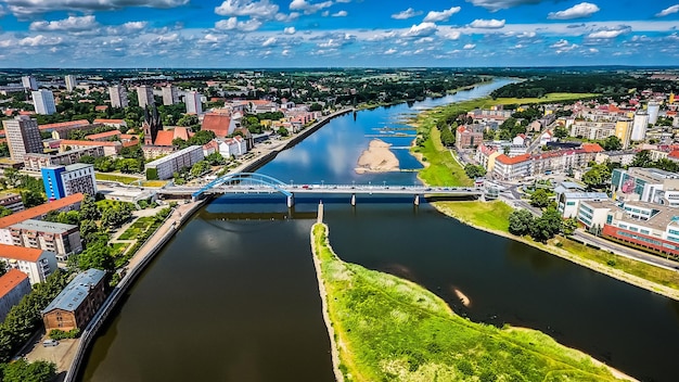 Luftaufnahme der Brücke über den Fluss in der Stadt