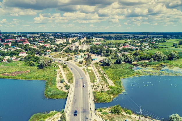 Luftaufnahme der Brücke über den Fluss Zdvizh in der Stadt Makariv an einem ruhigen sonnigen Tag