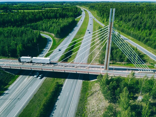 Luftaufnahme der Brücke über die Autobahn in Finnland Schöne Sommerlandschaft