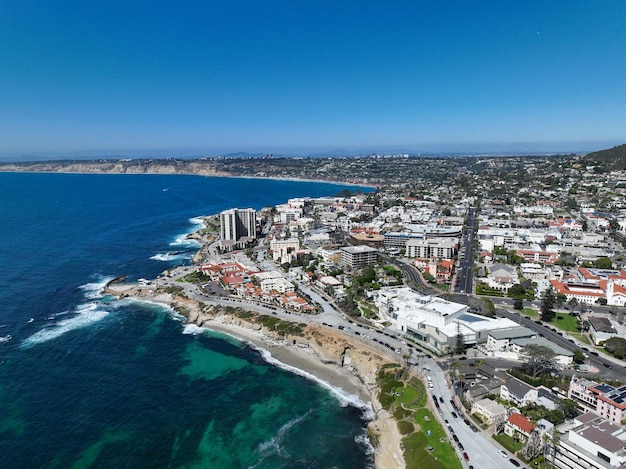 Luftaufnahme der Bucht und des Strandes von La Jolla in San Diego, Kalifornien, Reiseziel in den USA