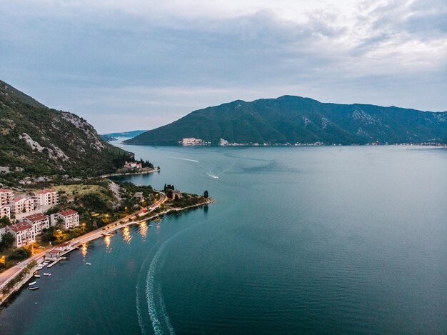 Luftaufnahme der Bucht von Kotor am Abend