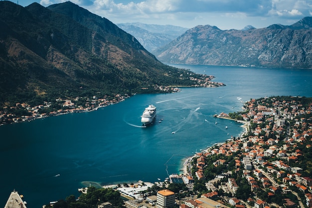 Luftaufnahme der Bucht von Kotor. Kreuzschiff angekoppelt am schönen Sommertag.