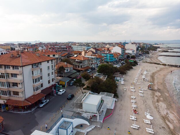 Luftaufnahme der bulgarischen Stadt Pomorie Drohnenansicht von oben Sommerferienziel