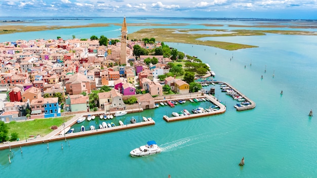 Luftaufnahme der bunten Burano-Insel im venezianischen Lagunenmeer von oben, Italien