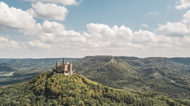 Luftaufnahme der Burg Hohenzollern, berühmter Touristenort in Deutschland