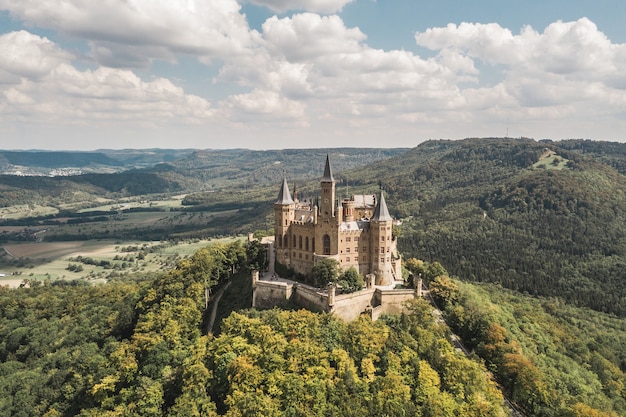 Luftaufnahme der Burg Hohenzollern, berühmter Touristenort in Deutschland