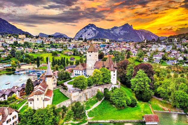 Luftaufnahme der Burg Spiez am Thunersee im Kanton Bern, Schweiz