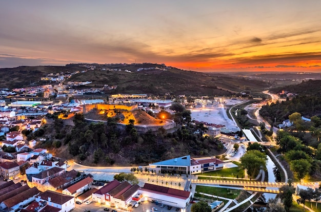 Luftaufnahme der Burg Torres Vedras in der Nähe von Lissabon in Portugal bei Sonnenuntergang