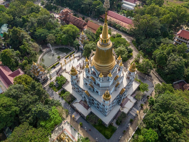 Luftaufnahme der Buu Long Pagode in Ho-Chi-Minh-Stadt Ein wunderschöner buddhistischer Tempel, der in Ho-Chi-Minh-Stadt in Vietnam versteckt ist Eine gemischte Architektur aus Indien, Myanmar, Thailand, Laos und Vietnam