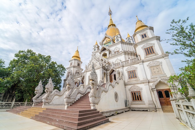 Luftaufnahme der Buu Long Pagode in Ho-Chi-Minh-Stadt Ein wunderschöner buddhistischer Tempel, der in Ho-Chi-Minh-Stadt in Vietnam versteckt ist Eine gemischte Architektur aus Indien, Myanmar, Thailand, Laos und Vietnam