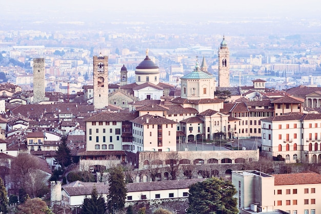 Luftaufnahme der Citta Alta, Oberstadt in Bergamo, Italien. Drohnenblick auf die Altstadt.