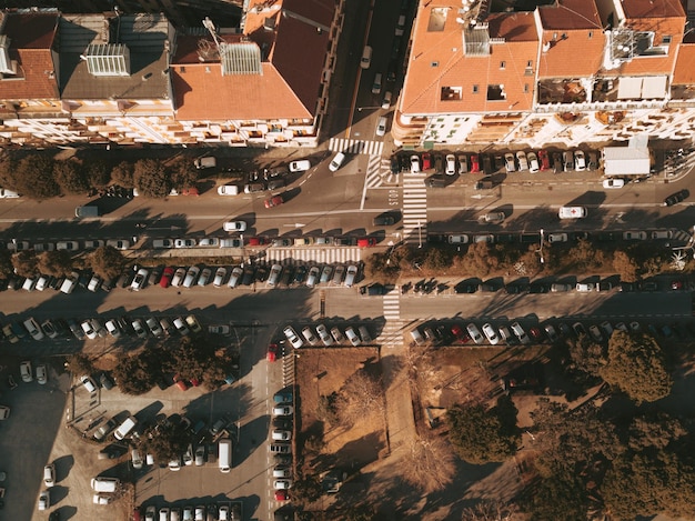 Luftaufnahme der Dächer der italienischen Stadt in der Herbstsaison mit Parkplätzen auf der Straße