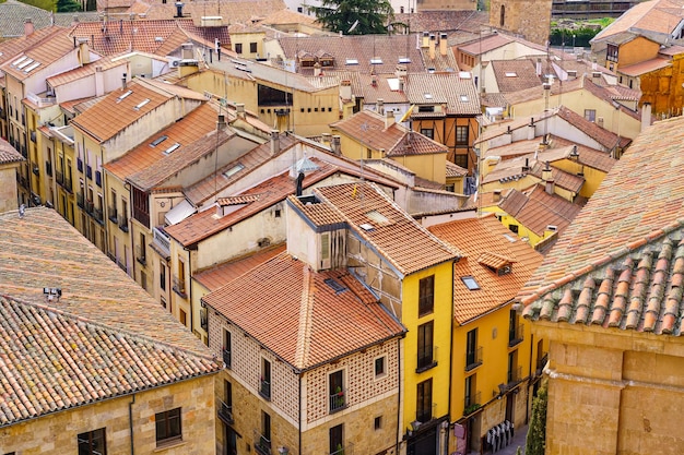 Luftaufnahme der Dächer und alten Häuser der mittelalterlichen Stadt Salamanca Spanien