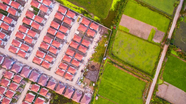 Luftaufnahme der Draufsicht der Wohnsiedlung, geschossen vom Brummen