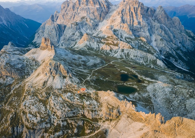 Luftaufnahme der Dreizinnenhütte Rifugio Antonio Locatelli in der Nähe der Drei Zinnen Dolomiten