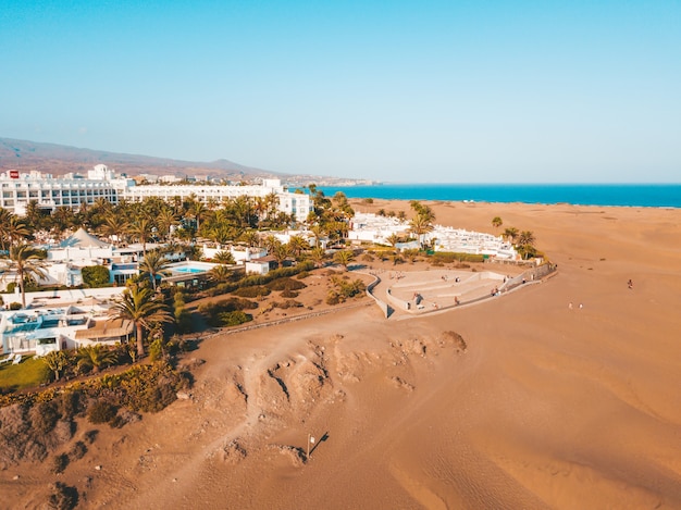 Luftaufnahme der Dünen von Maspalomas auf der Insel Gran Canaria mit exotischen Palmen und coolen Gebäuden