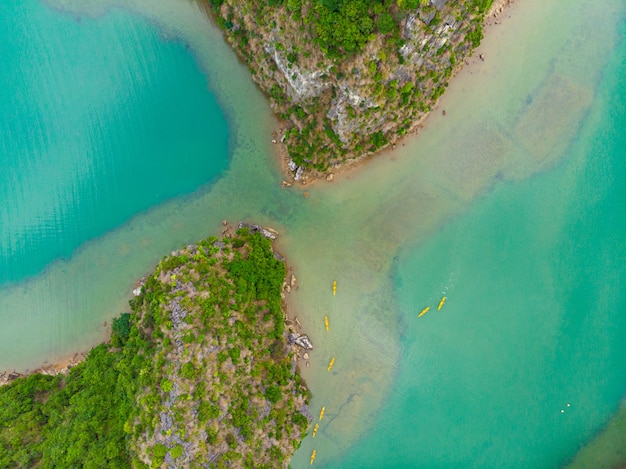 Luftaufnahme der einzigartigen Kalksteinfelseninseln der Bucht von Ha Long in Vietnam