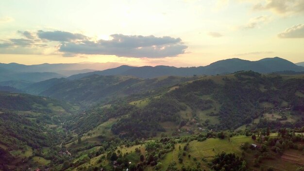 Luftaufnahme der endlosen üppigen Weiden der Karpatenweiten und landwirtschaftlichen Flächen Bebautes landwirtschaftliches Feld Ländliche Berglandschaft bei Sonnenuntergang Ukraine