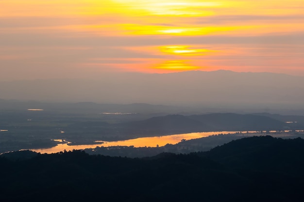 Luftaufnahme der endlosen üppigen Weiden von CHIANGRAI. Landschaft bei Sonnenuntergang. Die Reflexion der Sonne auf dem Fluss.