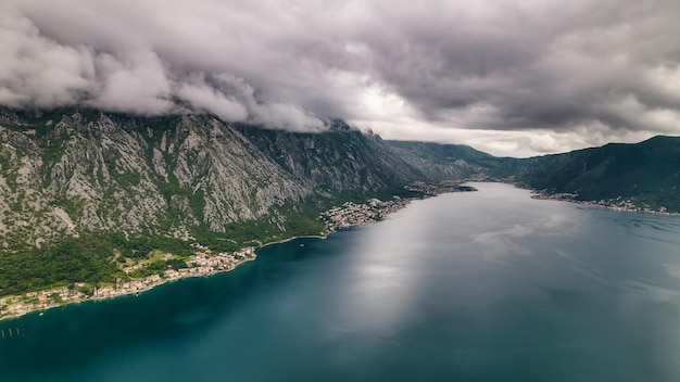 Luftaufnahme der erstaunlichen Bucht von Kotor und der riesigen Berge in Montenegro