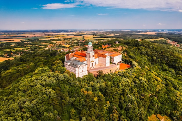 Luftaufnahme der Erzabtei Pannonhalma Ungarn Innenraum der Bibliothek der Pannonhalma-Abtei in Ungarn UNESCO-Weltkulturerbe Entdecken Sie die Schönheiten UngarnsxDxA